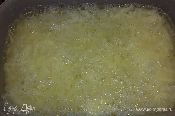 Картофель чистим, натираем на крупной терке и заливаем водой на несколько минут, чтобы избавиться от излишков крахмала.