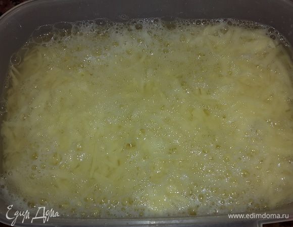 Картофель чистим, натираем на крупной терке и заливаем водой на несколько минут, чтобы избавиться от излишков крахмала.