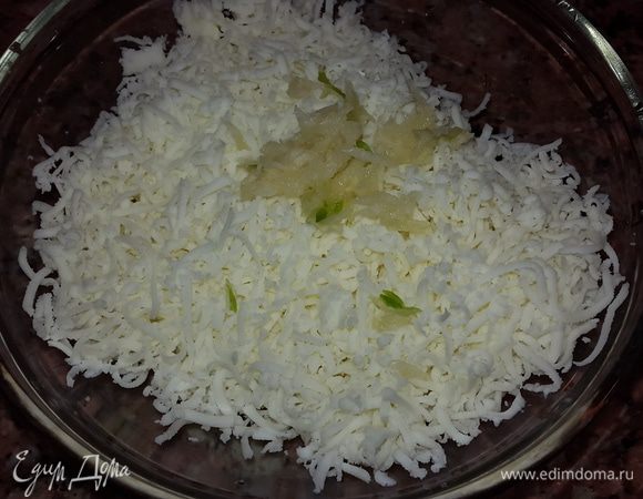 Сыр и чеснок натираем на мелкой терке.