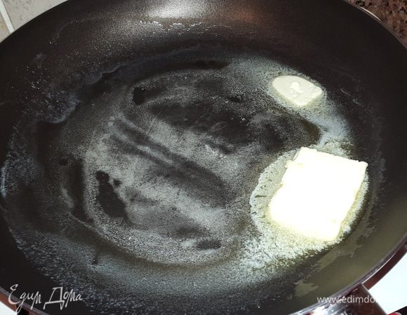 В сковороде с антипригарным покрытием растапливаем сливочное масло.