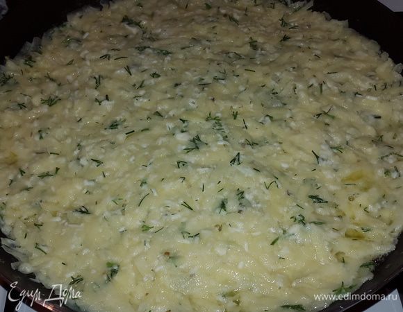 Выкладываем картофельную смесь, разравниваем прижимая лопаткой. Жарим на большом огне примерно 15 минут, до появления румяной хрустящей корочки.