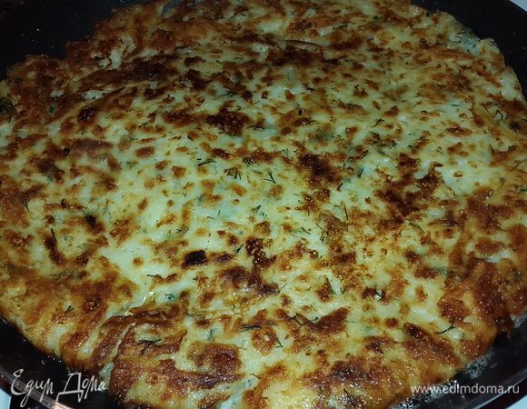 Переворачиваем, прижимаем лопаткой, убавляем огонь до среднего и жарим еще минут 15-20.

*Я переворачивала с помощью большой тарелки, можно использовать например блинную сковородку или доску.