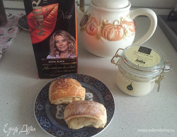 Подрумянившиеся круассаны вынуть из духовки и дать отдохнуть 10 мин. Посыпать ванильной сахарной пудрой и подать к чаю. Приятного чаепития вам и вашей семье!  