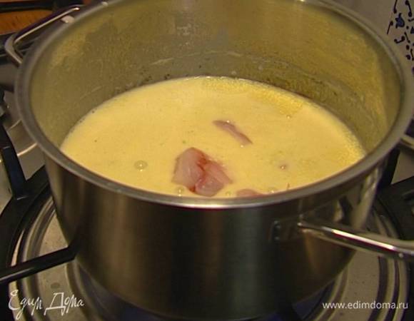 Добавить мякоть мидий, мидии в ракушках и нарезанную рыбу в суп и варить несколько минут до готовности рыбы.