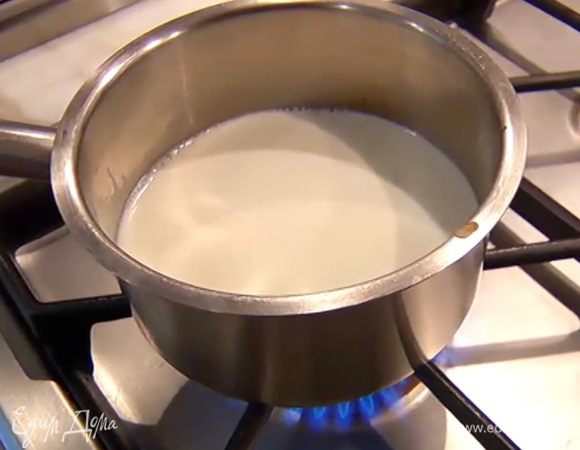 Молоко подогреть — оно должно быть теплым, но не горячим.