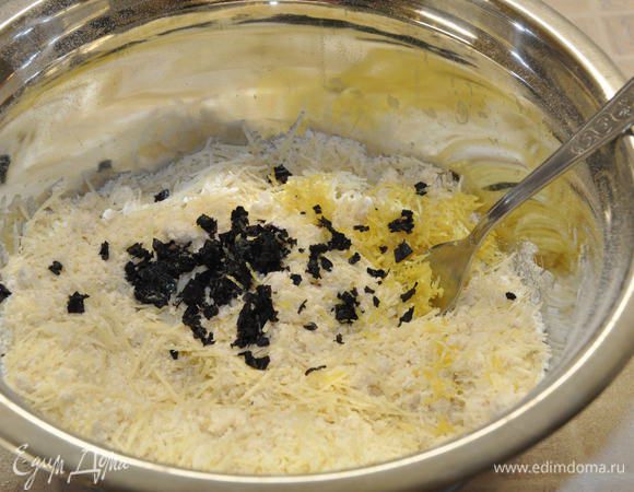 В миску добавить базилик и лимон. Перемешать.
