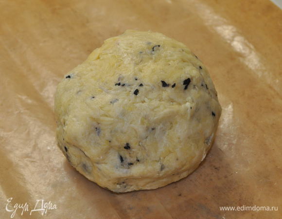 Добавить яйца и замесить тесто. Если тесто не собирается в шар, влить 20-25 мл холодной воды. Мне понадобилось около столовой ложки.
Замесить мягкое, эластичное тесто.
