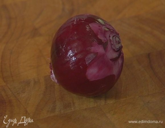 Красный лук почистить и разрезать на 4 части.