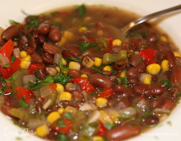 Петрушку мелко порубить и присыпать разлитый в тарелки суп.