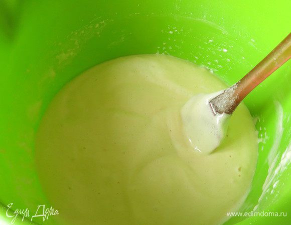 Приготовление бисквита. С прошлого года учусь печь бисквиты, перепробовала много рецептов, выбрала разделение и раздельное сбивание белков и желтков, а хороший результат как-то получился из "испорченного" теста, не качественно разделила белки и желтки — желтковую массу сбивала вместе с белками. 
Оказывается есть такой способ приготовления теста, когда сбиваются желтки и целые яйца (конечно без скорлупы) и белки. Берем два яйца и два желтка и сбиваем со 100 г сахара. Отдельно сбиваем 2 белка. Тесто от Луки Монтерсино. От себя добавила щепотку соли, итак сбиваем 2 белка с щепоткой соли. Просеиваем муку один раз, вводим третью часть муки в желтковую массу, при введении еще раз просеиваем, так мука распределяется более равномерно и легче смешивать, аккуратно соединяем массы. Вводим третью часть белков к яйцам с мукой, смешиваем, еще одну часть муки, перемешиваем, еще одну треть белка, еще раз повторяем, вводим муку, белок.
