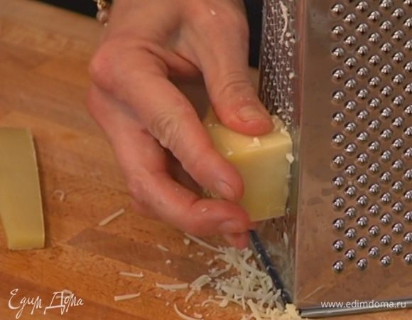 Пармезан натереть на мелкой терке. 