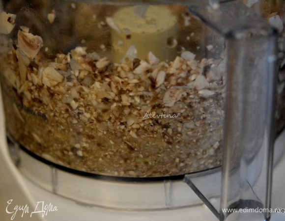 Можно использовать сухие отваренные грибы. Примерно 3/4 стакана.
Или свежие шампиньоны порубить с небольшой луковичкой в кухонном процессоре, насадка нож.