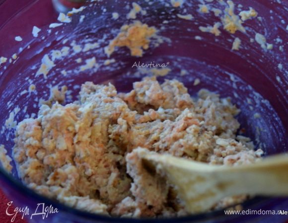 Хлеб порвать или порезать на мелкие кусочки. В молоке размочить затем. Добавить фарш не жирный индюшачий. Затем мелко порубленную небольшую луковичку, шнит-лук, тимьян листочки и петрушку порезанную. Смешать фарш до однородной массы.