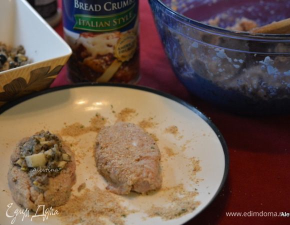 Сухари панировочные приготовить на тарелке. Ложкой взять кусок фарша примерно 5-6 см в диаметре. Сформировать в котлету, обвалять в сухарях. Выложить начинку примерно 1/2 ст.л. Защипать края. Обвалять в сухарях, если нужно вновь. Так с каждой порцией.