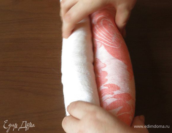 Сворачиваем левый и правый край бисквита в полотенце, край ткани чуть сбрызгиваем водой. Должен получится своеобразный рогалик или рога оленя, переворачиваем вниз швом, чтобы не раскрылся и даем остыть.
Пока готовим начинку — смешиваем творог, сахарную пудру, вводим сливки. Использовала все домашнее, жирное. Когда масса станет однородной добавляем чернику с сахаром.
