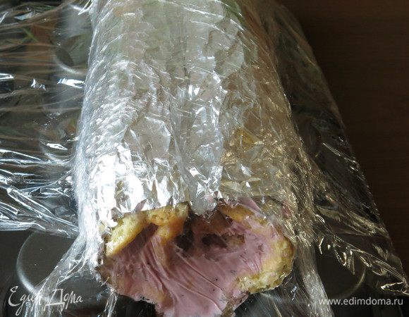 Теперь "делаем сердце". Для формовки использую форму для маффинов. Переворачиваем форму и вставляем рулет между пасочками, вверху соединение роллов, чуть вдавливаем, без фанатизма, заостряя край. Для прочности конструкции обвязать все пленкой. Вот так все выглядит сбоку.