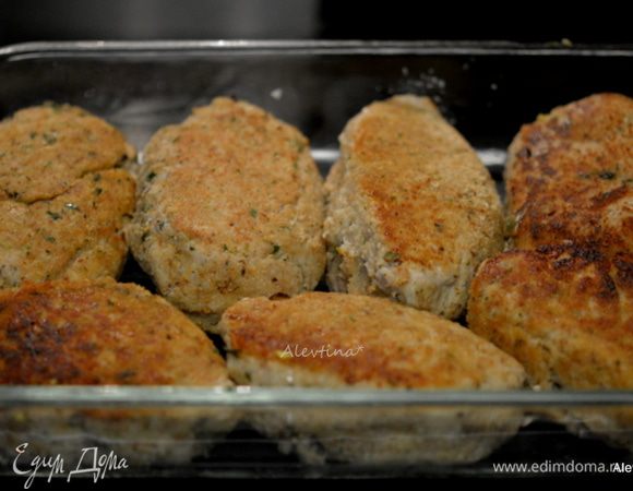 Обжарить котлеты на среднем огне по 2-3 минуты на каждой стороне.
Пока котлеты жарятся прогреть духовку до 180°C.
Сложить поджаренные котлеты в форму для запекания, накрыть фольгой и поставить в духовку на 15 минут. Приготовить гарнир.