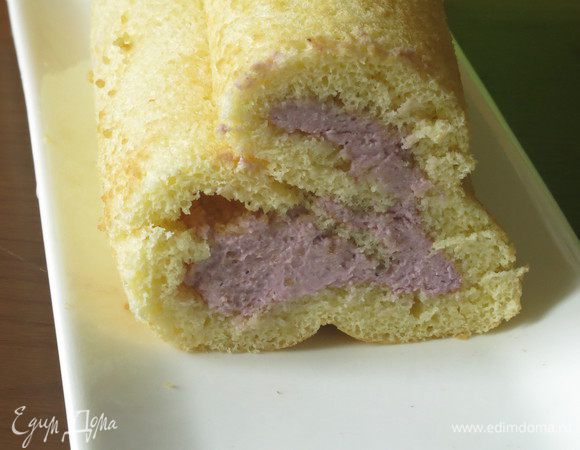 Ставим в морозильник рулет на пару часов, аккуратно снимаем пленку. Внутри рулета получается черничный рисунок сердца.