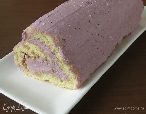 Остатки крема наносим на рулет, формочками делаем рисунок, посыпаем пудрой.