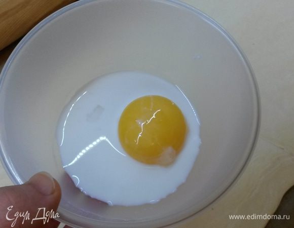 В отдельной миске соединяем желток и молоко.