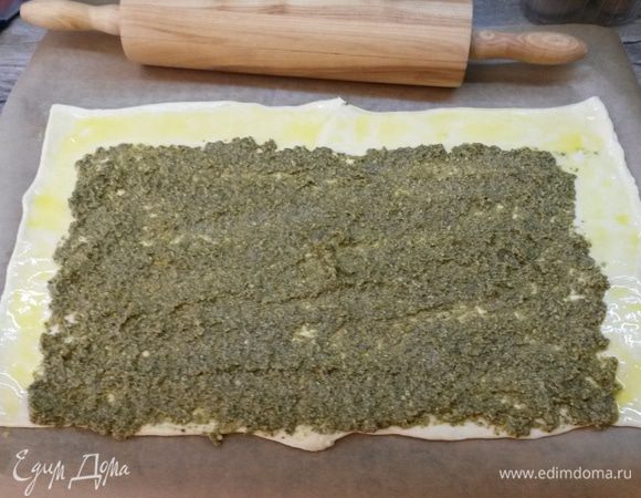 На не смазанную часть теста выкладываем песто.