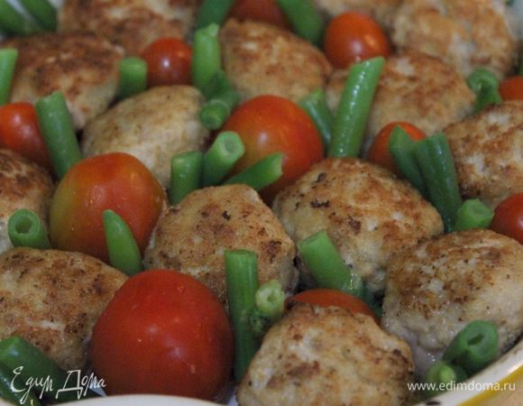 Белый черствый хлеб вымочить в 50 мл молока, отжать и добавить в фарш. Добавить также яйцо, соль, свежемолотый перец. Из фарша слепить небольшие шарики, обвалять их в панировочных сухарях и обжарить на растительном масле до золотистой корочки.