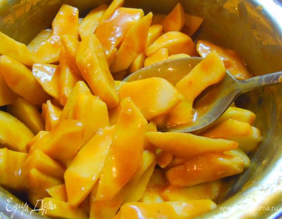 Яблоки смешайте с карамелью.