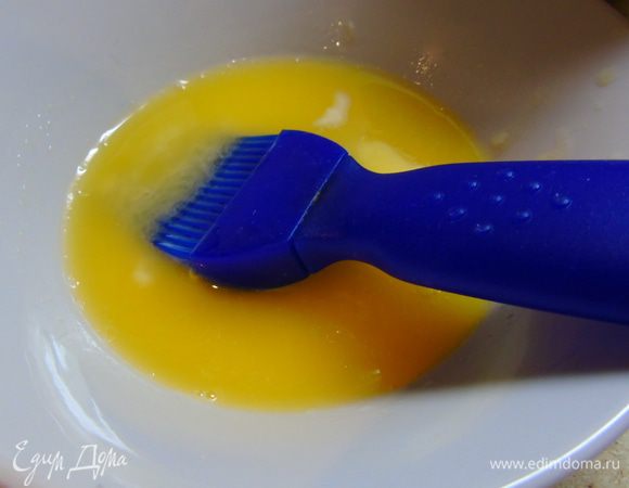 Сливочное масло растопите и приготовьте кисточку.