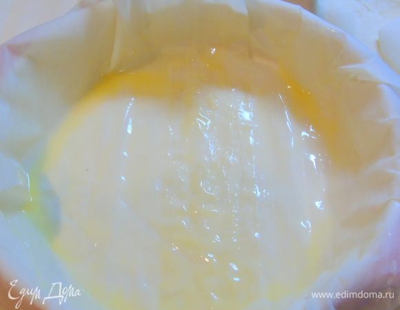 В форму выкладываем лист фило (края свисают) и смазываем его растопленным маслом, сверху — опять лист фило, и опять смазываем, так выкладываем 5 листов.