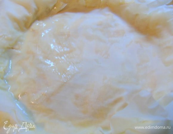 Сверху проделываем то же, что и в шаге 5, с остальными листами фило, выкладываем и смазываем и т. д.