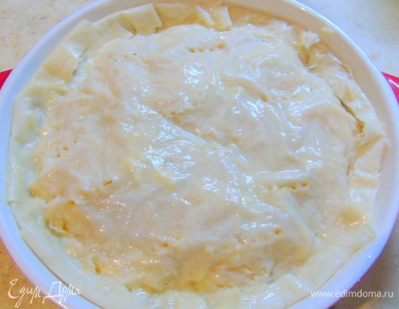 Края, что свисают, обрезаем, чуть оставив (2 см), и заворачиваем во внутрь. Верх смазываем сливочным маслом, делаем вилкой несколько проколов, чтобы выходил пар и отправляем в разогретую до 180°C духовку на минут 35 — 40 до золотистости. 