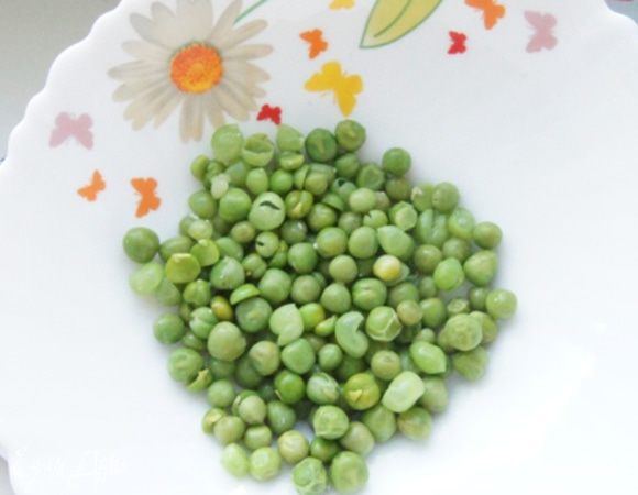 Зеленый горошек отварить в подсоленной воде около 5 минут. Откинуть на дуршлаг.  