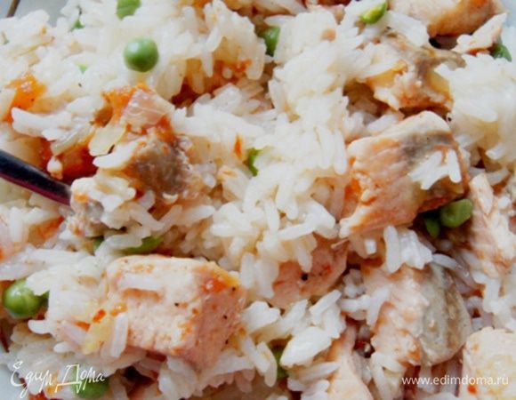 Смешать рис с горошком, добавить рыбу вместе с соком, который образовался при тушении и аккуратно перемешать. Зелень добавить по вкусу .