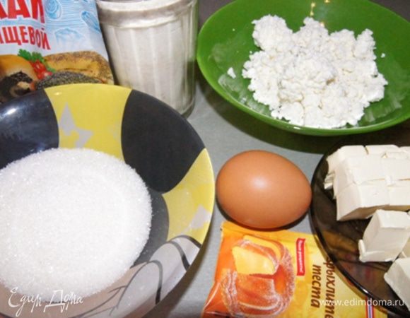 Продукты, которые нам нужны.
Холодное масло нарезать кубиками, сухие продукты отмерить. Стакан 200 граммовый.