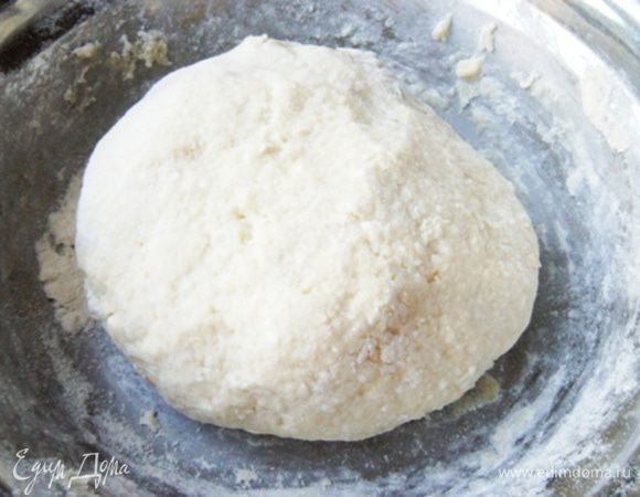 В комбайне смешать творог, сахар, соль, масло, муку и разрыхлитель. Добавить яйцо, еще раз включить комбайн, чтобы тесто начало собираться в комок.
Тут есть подводные камни. Если творог сухой, может понадобится ложка холодного молока. Если влажный, то нет. И чтоб собрать в шар мне пришлось присыпать руки мукой.
Убрать тесто в холодильник на час.