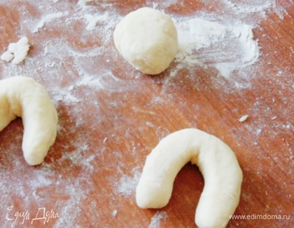 Разделить тесто на шарики, размером с грецкий орех. Раскатать колбаску и свернуть колечком или рогаликом.