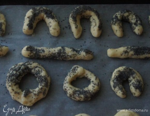 Обвалять печенья в маке. Выпекать в разогретой до 180°C духовке 15-20 минут.