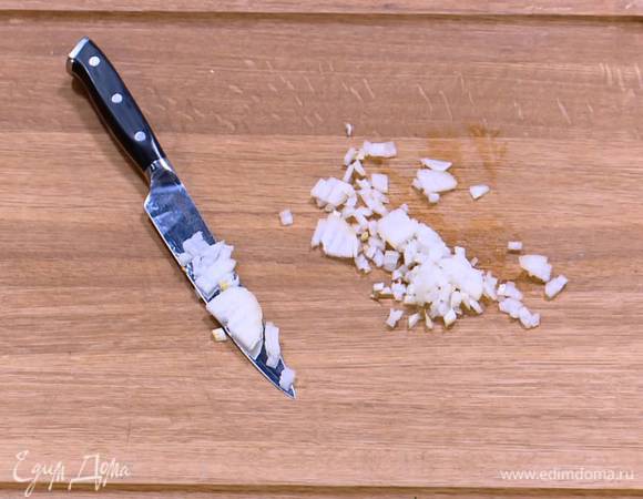 Лук почистить и мелко порубить.