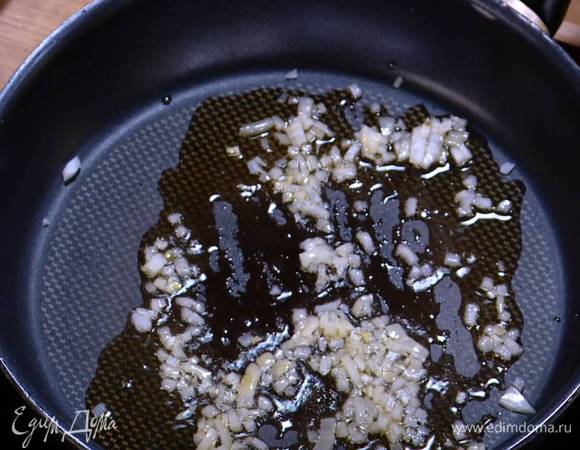 Разогреть в сковороде 1 ст. ложку оливкового масла и обжарить лук до прозрачности.