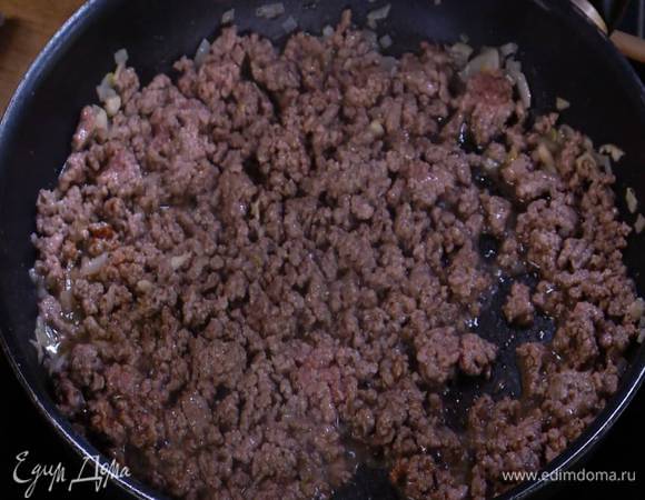Фарш выложить к луку с чесноком и, помешивая, слегка обжарить, затем посолить, всыпать весть перец и, разбивая лопаткой комочки, обжаривать 3–5 минут.