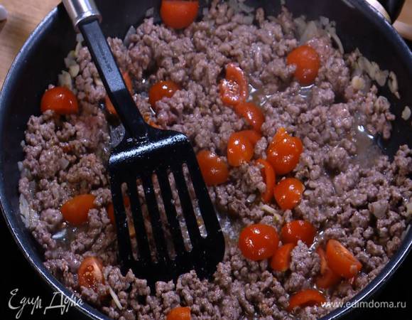 Помидоры черри разрезать на 4 части, добавить в фарш и еще немного обжарить.