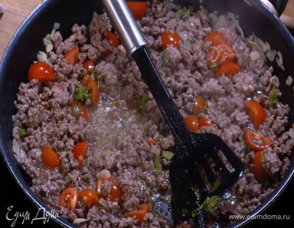 Орегано мелко порезать, добавить в сковороду, все перемешать и снять с огня.