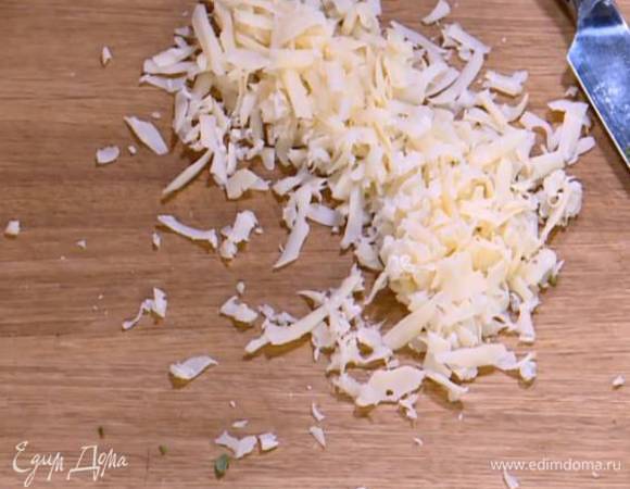 Сыр натереть на крупной терке.