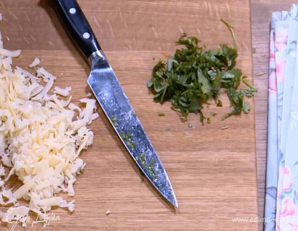 Кинзу мелко порубить.