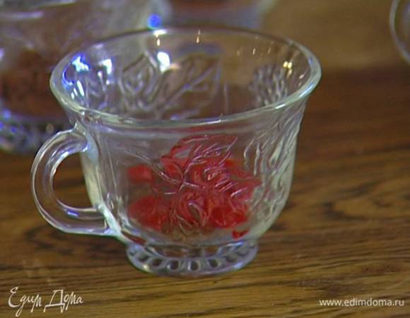 Вишню вынуть из коньяка.