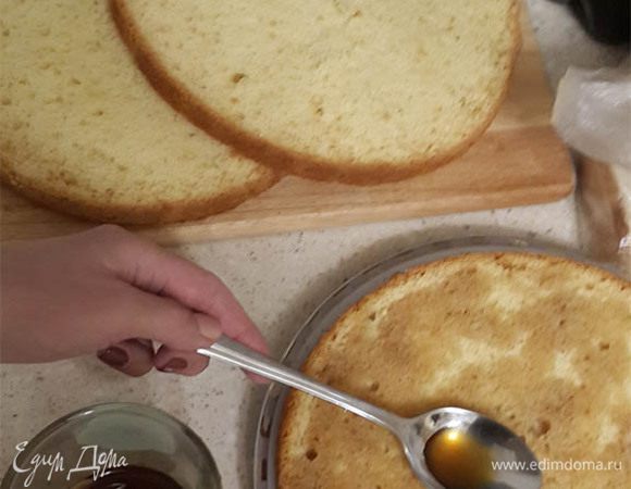 Приготовить пропитку. Сварить кофе (можно использовать и растворимый, по желанию). Добавить сахар. Можно разбавить водой, чтобы не сильно чувствовался вкус кофе (вдруг его будут пробовать дети). Корж разрезать на 3 части. Каждый пропитать.