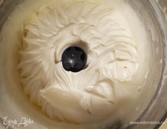 Приготовить крем: Сливки взбить с сахарной пудрой до устойчивых пиков.