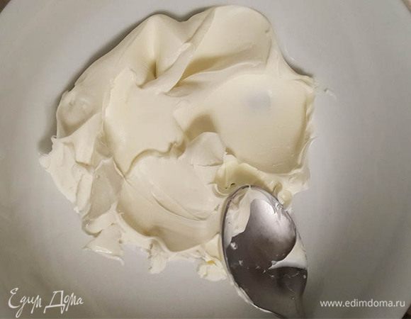 Размять в миске маскарпоне и вмешать в него сливки.