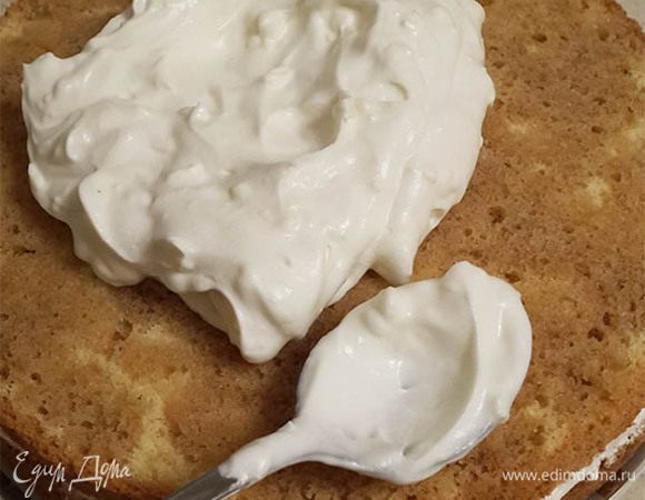 Намазать 2 коржа кремом. Накрыть третьим. Поставить пока в холодильник.