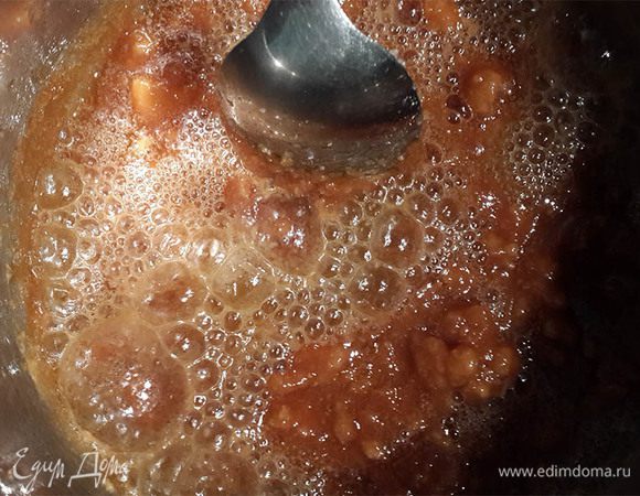 Варим карамель. Насыпать в кастрюльку сахар. Налить воду. Не мешать, это все испортит, мне пришлось переделывать, т.к. при помешивании образовались комки. Когда сахар растопится и станет янтарного цвета, снять с огня и добавить масло. Затем влить очень горячие сливки. Затем соль. Поставить снова на огонь. Варить около 3 минут. Остудить до теплого состояния.